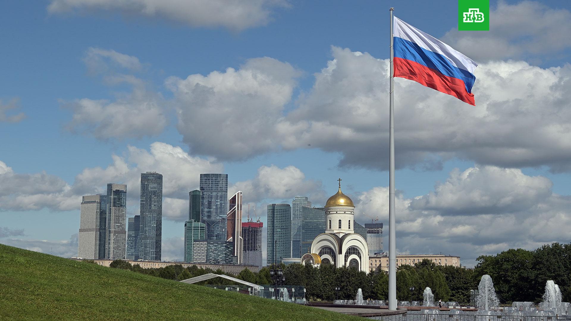 Флаг России на фоне гор