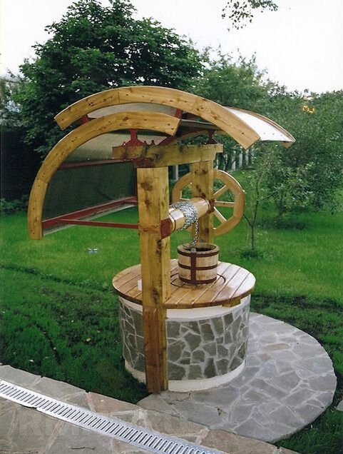 Колодезный домик над источником воды выполняет защитные и&nbsp;декоративные функции.-23