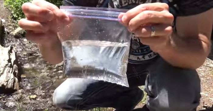 Вот как можно разжечь огонь при помощи простого пакета Вот как можно разжечь огонь при помощи простого пакета