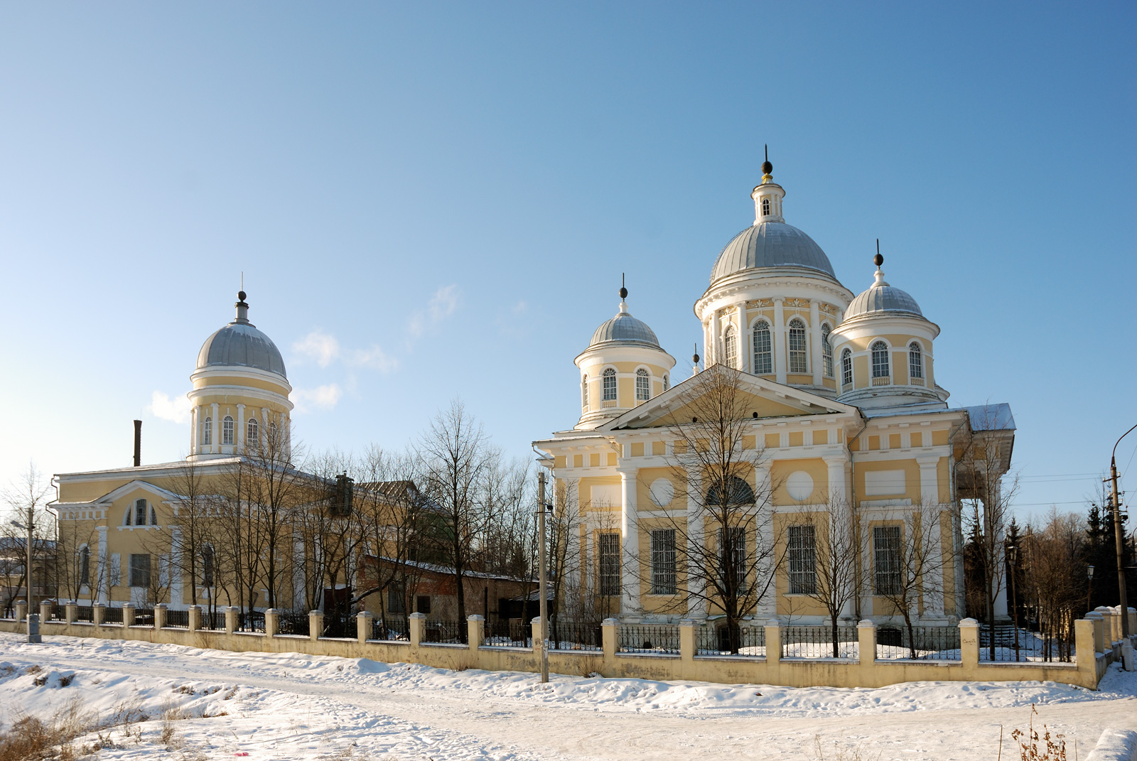 Церковь Входа Господня в Иерусалим (слева) и Спасо-Преображенский собор