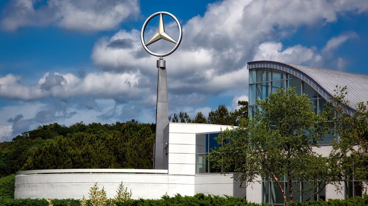 «Коммерсант»: Mercedes начал продажу активов в России