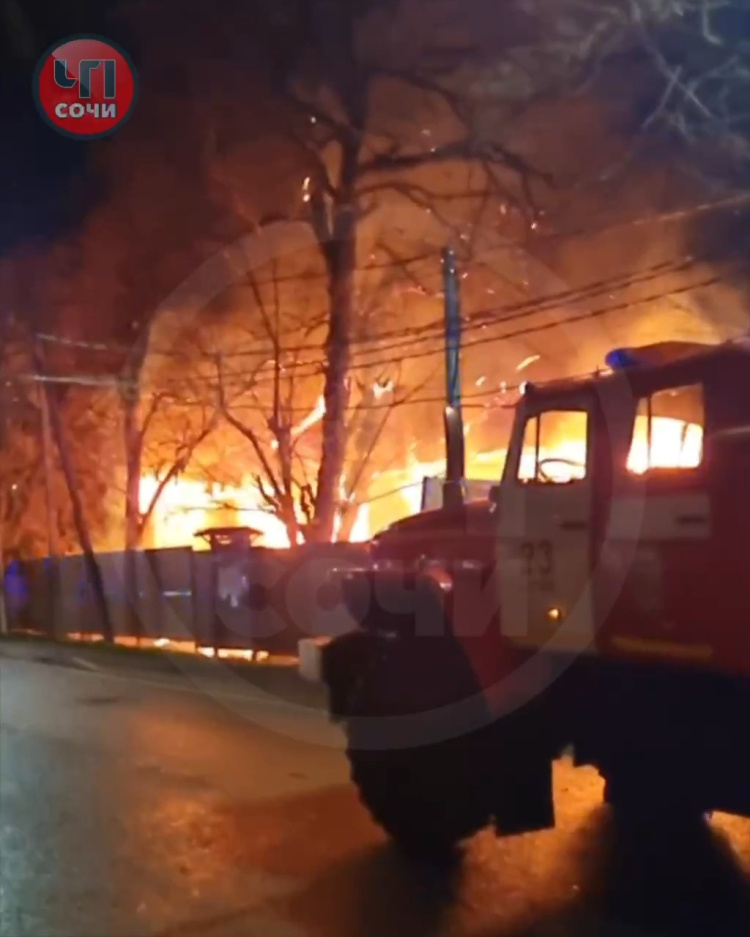 В Сочи в закрытом ДК ночью тушили пожар: что беспокоит жителей