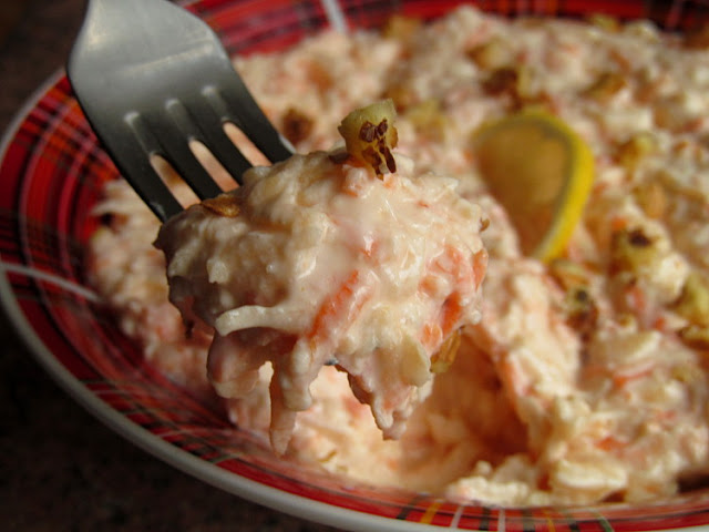 Салат из корневого сельдерея, моркови и яблока (Elmalı Havuçlu Kereviz Salatası) перец, салатик, Легкий, лимонным, через, пропущенный, Добавить, маслом, майонезом, смешать, перемешатьЙогурт, соком, терке, полить, чеснок, средней, натереть, очистить, яблоко, морковь