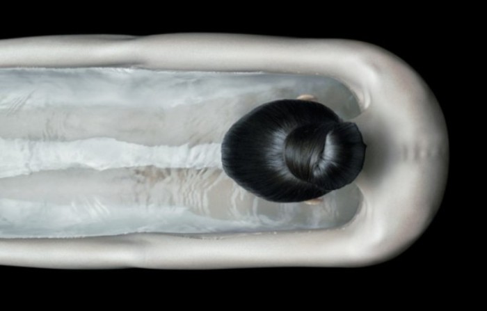 Девушка- ванна, или все же девушка в ванной, наполненной водой? Сюрреалистические работы от Christophe Gilbert.