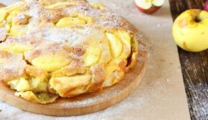 Традиционный слоеный пирог с яблоками в мультиварке