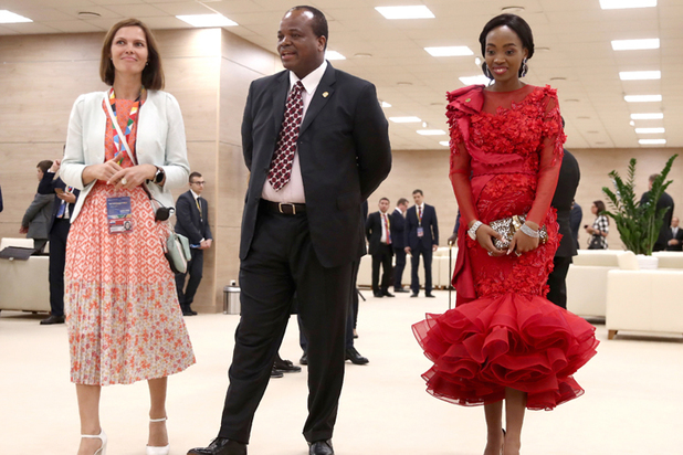 Дипломатия с перьями: Путин в Сочи пообщался с полуголыми партнерами африканский саммит,интересное,политика,Путин