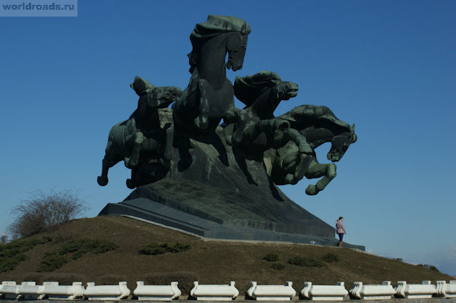 Эх тачанка ростовчанка. Тачанка ростовчанка памятник. Памятник тачанке в Каховке. Тачанка памятник в Ростове. Новая Каховка памятник тачанка.