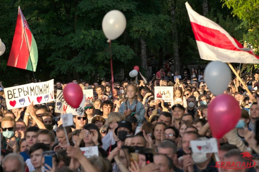В июле на протестах ещё встречались государственные флаги Белоруссии и бело-красная-белая символика была умеренной