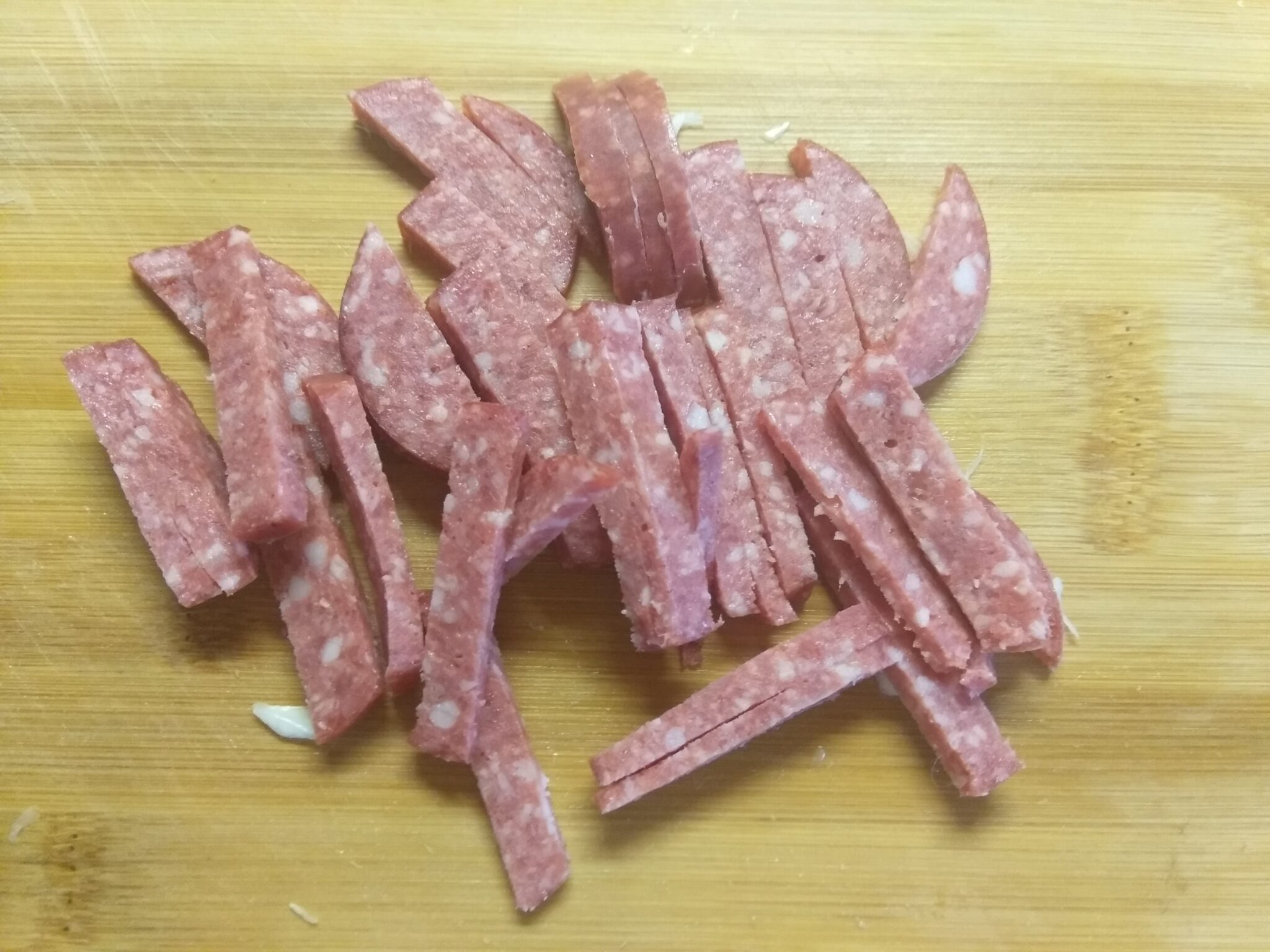 Салат из капусты, салями, каперсов и сыра