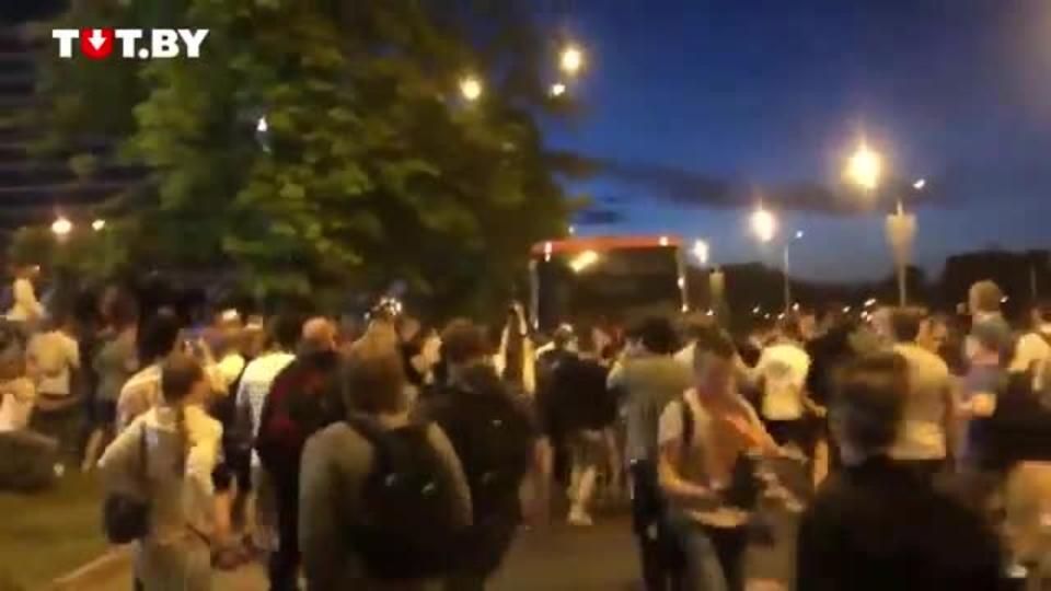 Около 20 машин скорой помощи проехали к месту столкновений в Минске