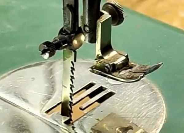 Оригинальные самоделки из швейной машинки швейной, можно, будет, машинки, придется, машины, использовать, лобзика, которые, установить, сделать, швейную, случае, столик, зависит, имеет, изготовления, механизмом, мелочей, повозиться