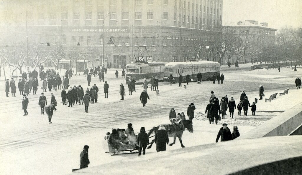 «Площадь 1905 года»
Данил Малей, январь 1970 года, г. Свердловск, пр-т Ленина, из архива Эдварда Малея.