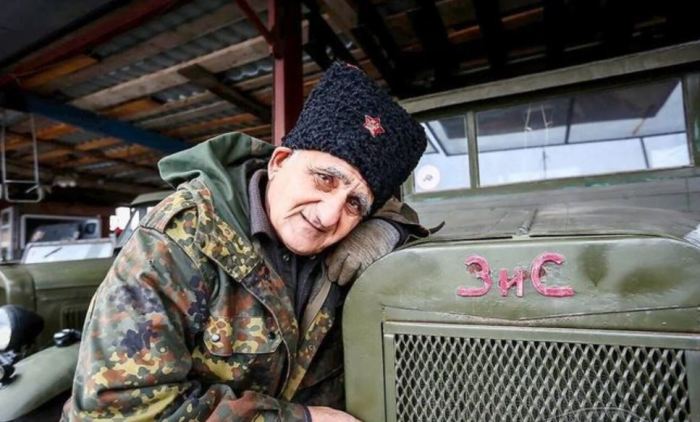 Пенсионер из России своими руками собрал коллекцию из 80 советских автомобилей Пенсионер из России своими руками собрал коллекцию из 80 советских автомобилей автомобили