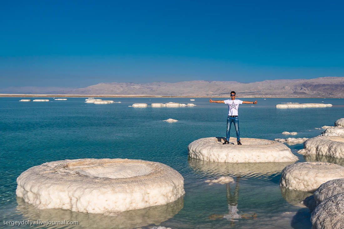 Мертвое море купание. Мертвое море фото. Купание в Мертвом море видео. Мертвое море девушка. Пикноклин в Мертвом море.
