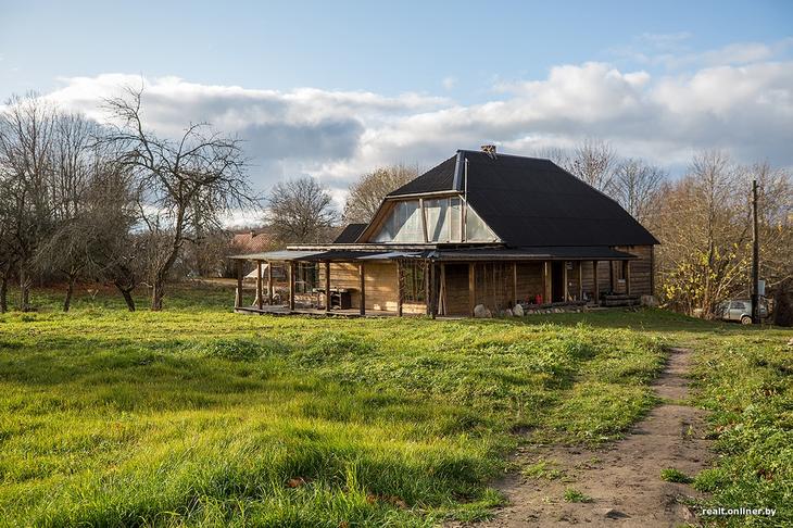 «Вложил сюда все свои сбережения». Как один человек возрождает деревню на Голубых озерах 