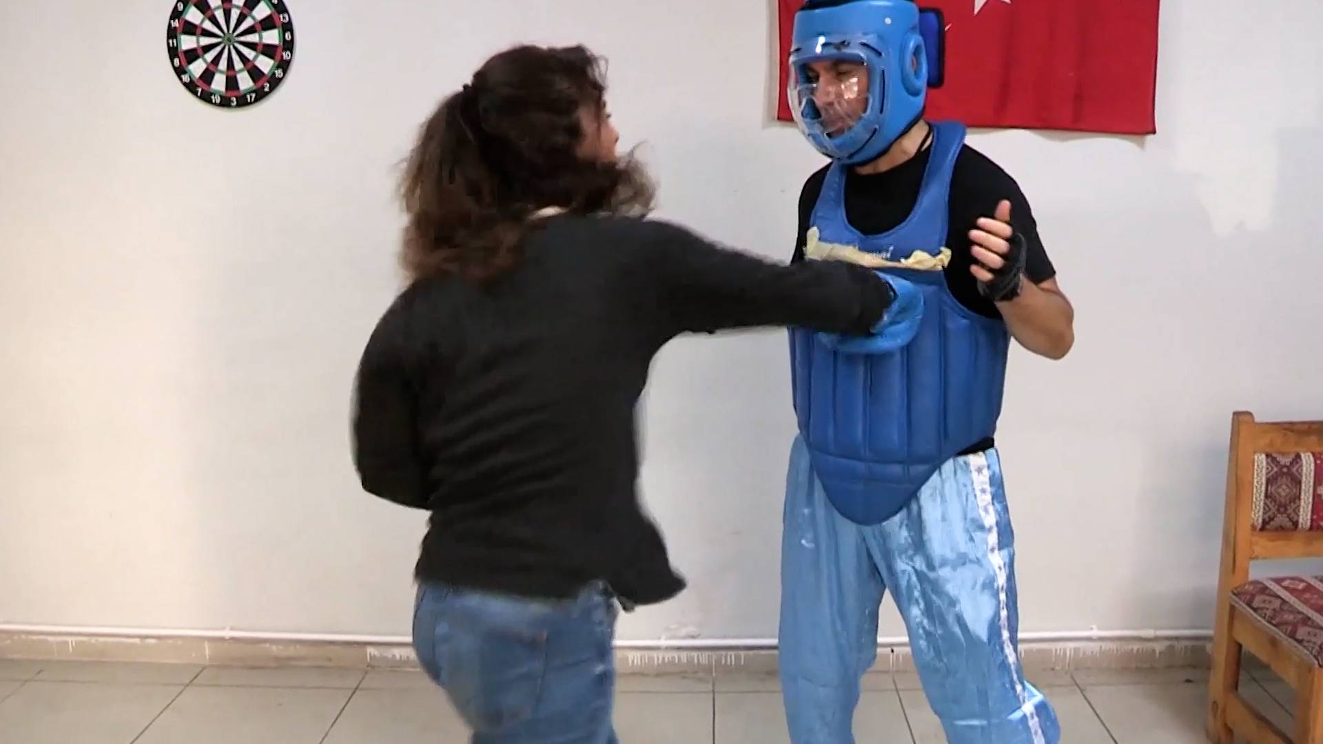 Гражданин Турции начал работать живой боксерской грушей