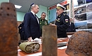 Во время посещения филиала Нахимовского военно-морского училища во Владивостоке Владимир Путин осмотрел выставку экспонатов, собранных в ходе экспедиций.