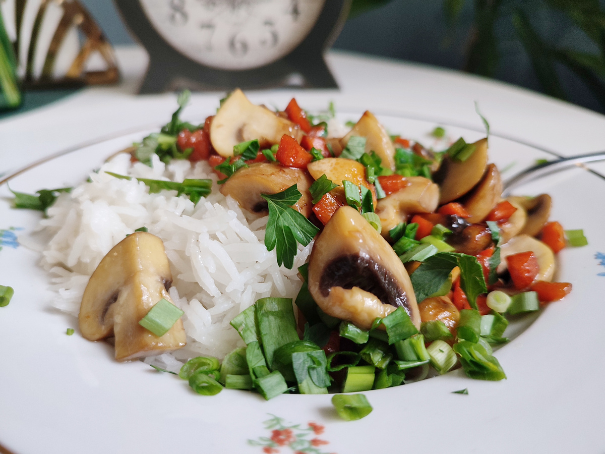 Рис басмати с шампиньонами, морковью и зеленью - сытная и вкусная еда за 15 минут