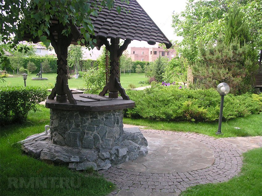 Колодезный домик над источником воды выполняет защитные и&nbsp;декоративные функции.-10