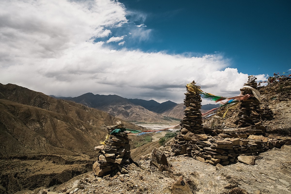 камни тибет. тибетские камни. буддизм и камни. камни тибет. ама даблам гора.