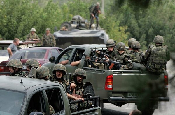 Военная колона Грузии встретила одного солдата РФ. Они думали, что он убежит.