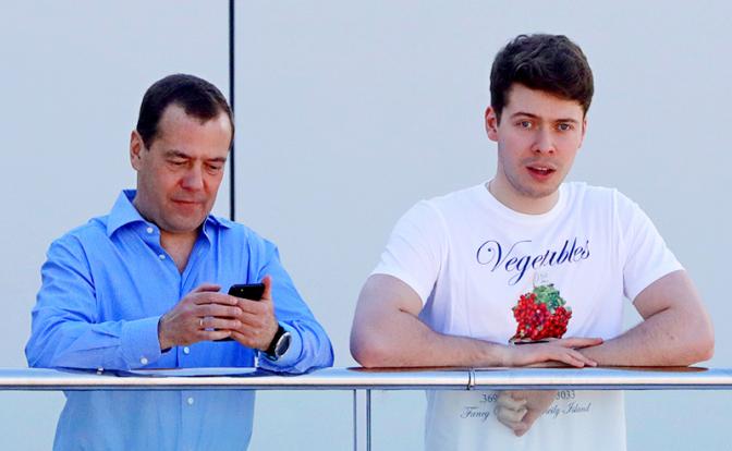 На фото: Дмитрий Медведев с сыном Ильей (слева направо).