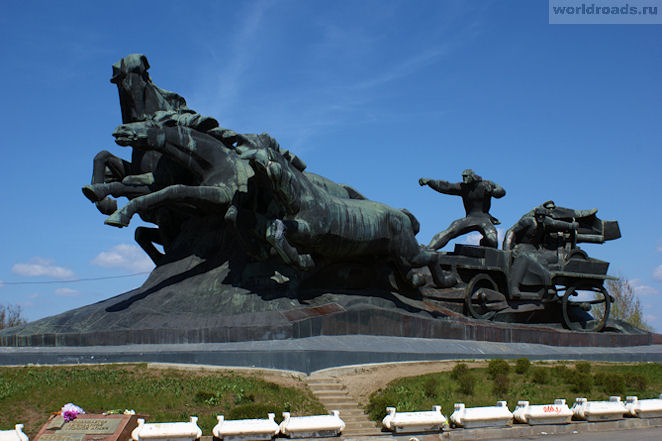 Ростов на Дону тачанка ростовчанка. Тачанка ростовчанка памятник. Легендарная тачанка памятник Ростов на Дону. Тачанка Батайск