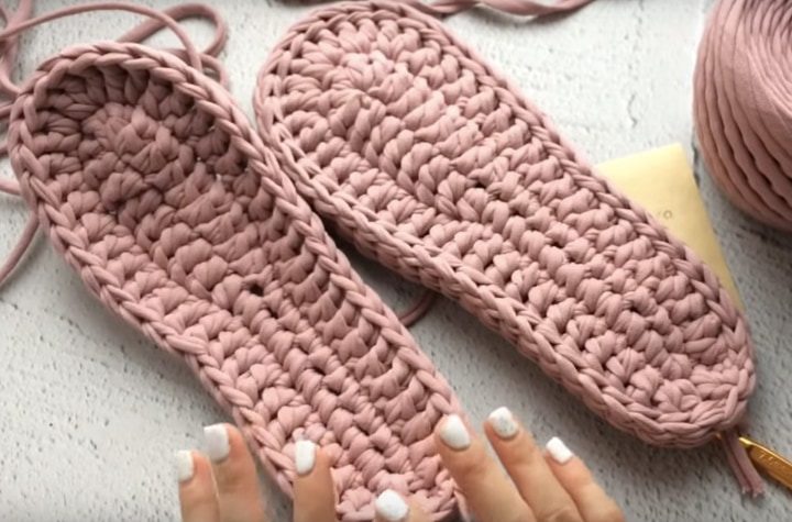 Вяжем тапочки с двойной подошвой из трикотажной пряжи Вяжем тапочки с двойной подошвой из трикотажной пряжи вязание спицами,рукоделие,своими руками