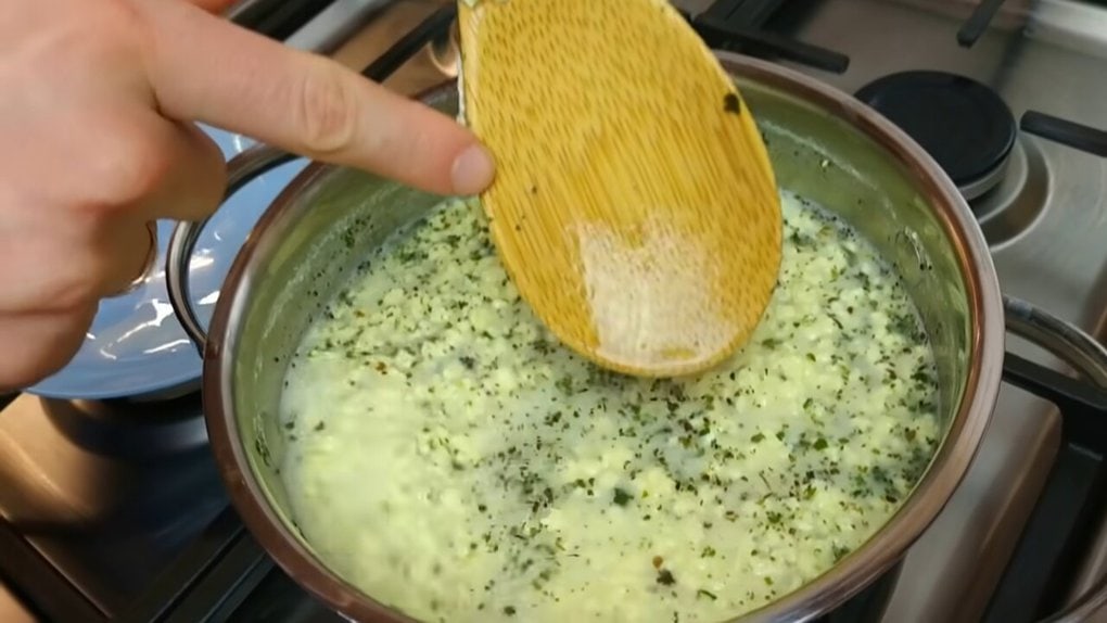 Смешав самые простые ингредиенты, вы сделаете изысканный сыр домашний сыр,закуски