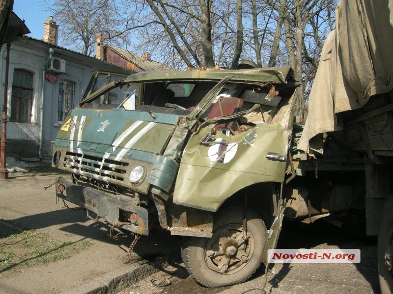В центре Николаева столкнулись два грузовика украинской армии: водитель в тяжёлом состоянии