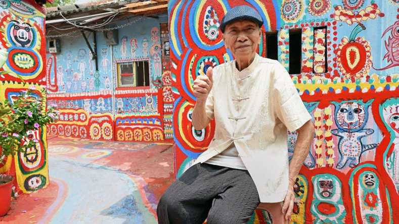 94-летний пенсионер разрисовал свою деревню, чтобы спасти ее от сноса: фото самого изумительного стрит-арта Однажды, чтобы, Тайваня, внимание, снести, стены, и выложил, в интернет, Произведениями, спасти, Хуана, сфотографировал, заинтересовались, ценители, искусства, и активисты, которые, разрисованные, уехавших, соседейКтото