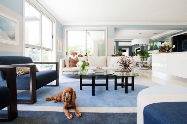 Уютная и стильная гостиная, оформленная в разных тонах синего и голубого 