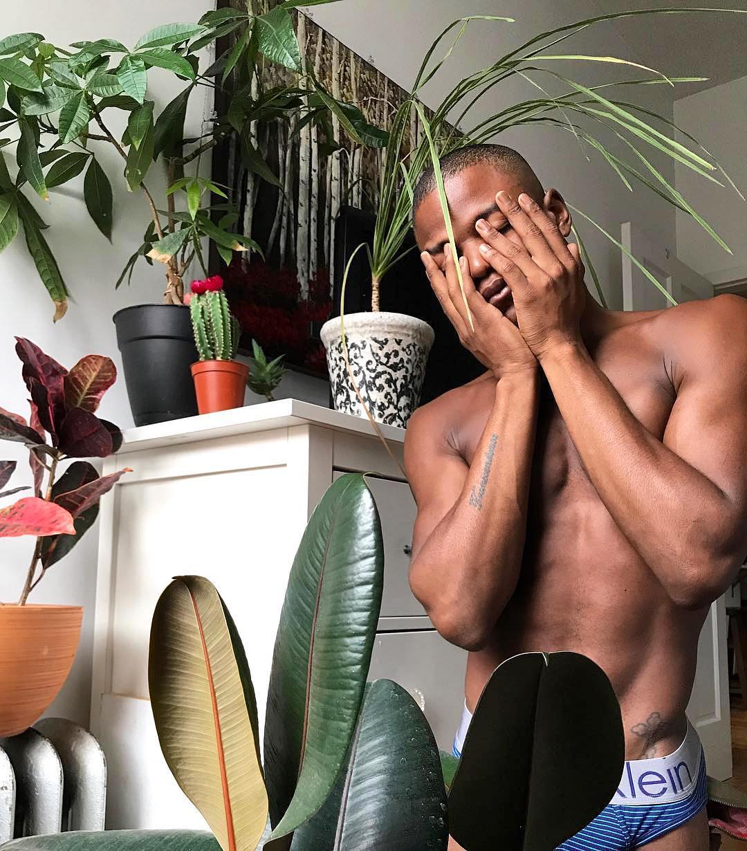 Популярный Instagram-аккаунт «Boys with Plants», где полуголые мужчины позируют с растениями 