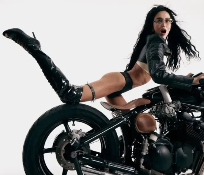 Жена Александра Цекало Дарина Эрвин снялась в нижнем белье на мотоцикле instagram (инстаграм),социальная сеть,александра цекало,г,Москва [1405113],дарина эрвин цекало