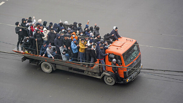 Участники акции протеста в Алма-Ате, Казахстан