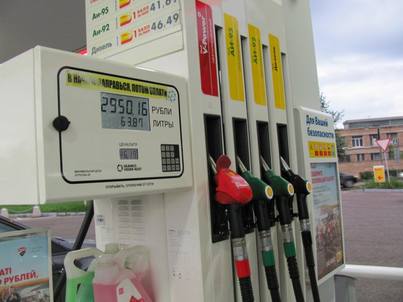 По каким причинам цены на топливо на заправках различаются даже у одной сети