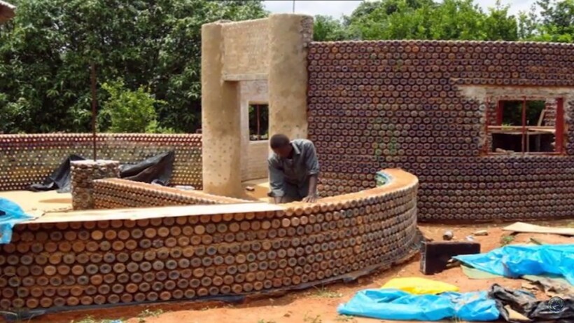 Дешево и сердито — как и почему в Нигерии строят дома из старых бутылок бутылок, очень, пластиковых, можно, только, довольно, зависимости, которые, размера, Нигерии, жильем, может, нескольких, ежедневно, бутылки, планеты, недель, количества, длиться, рабочих