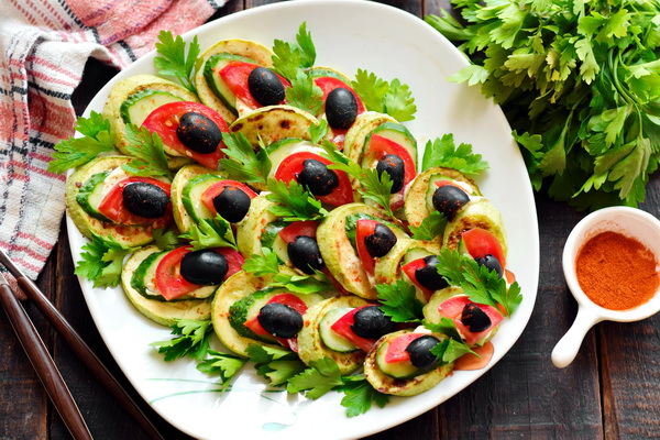 «Павлиний хвост» – вкуснейший и красивый салат из жареных кабачков  закуски,салаты