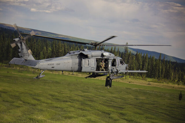 Вертолёт Национальной гвардии Аляски из 210-й спасательной эскадрильи выполняет поисково-спасательную операцию на Аляске. / Фото: Wikimedia Commons