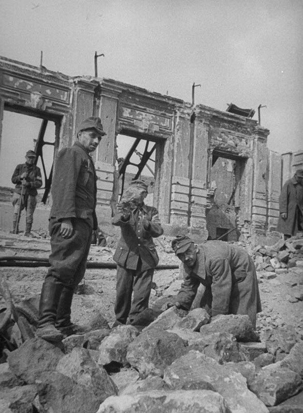 Пленные работают в Сталинграде. Источник: historicaldis.ru