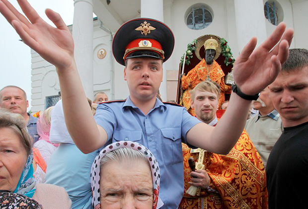 Собрались люди со светлыми лицами в Центре толерантности и стали рассуждать, почему мы такие плохие. Читать из энтомологического интересу