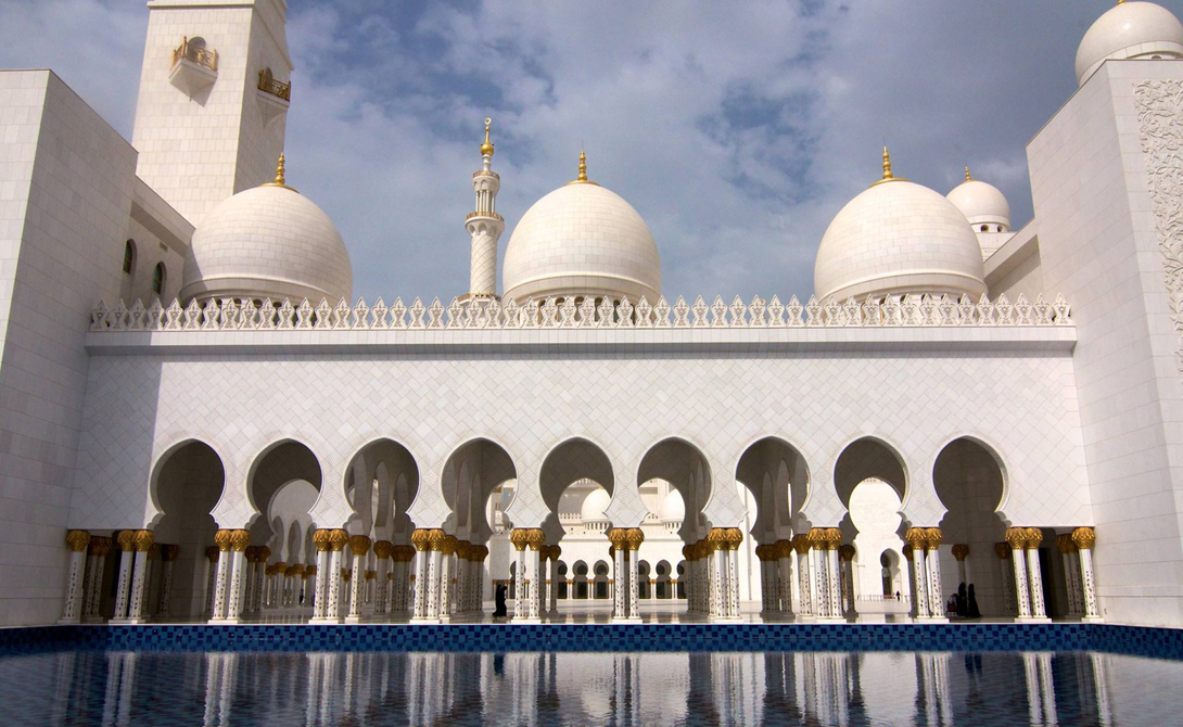 Мечеть шейха Зайда ОАЭ Это самая большая мечеть в Объединенных Арабских Эмиратах и восьмая по величине мечеть в мире. Здание было построено в период между 1996 и 2007 годами и до сих пор является одним из основных мест паломничества мусульман со всей планеты.