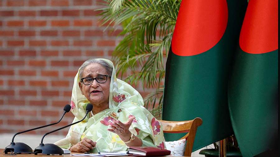 Премьер Бангладеш Шейх Хасина подала в отставку и покинула страну