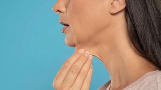 Врач Лебедева рассказала, как избавиться от индюшачьей шеи — дряблой кожи под подбородком