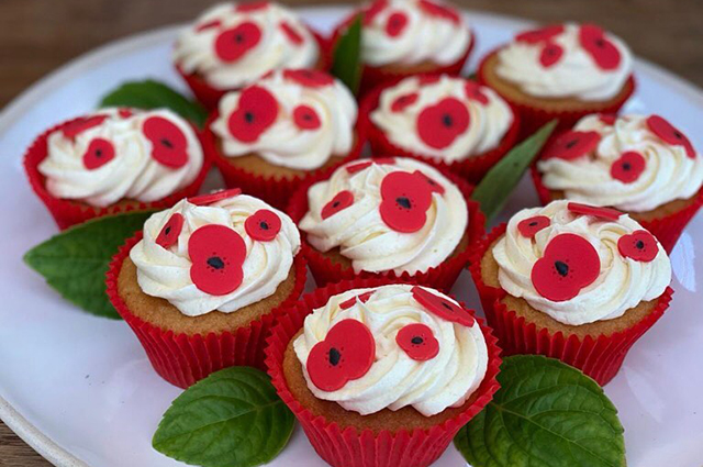 Кейт Миддлтон и принц Уильям с детьми испекли праздничные кексы для дома престарелых Монархии