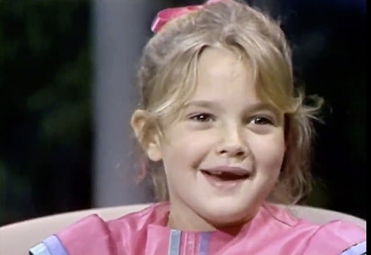 Назад в будущее: Дрю Бэрримор взяла интервью у самой себя в 7-летнем возрасте Назад в будущее: Дрю Бэрримор взяла интервью у самой себя в 7-летнем возрасте Звезды,Новости о звездах