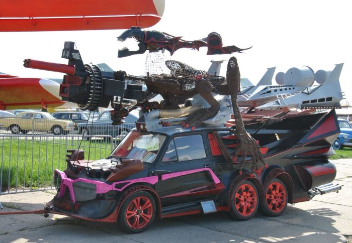Уникальный шестиколесный автомобиль с фестиваля OldCarLand (4 фото)