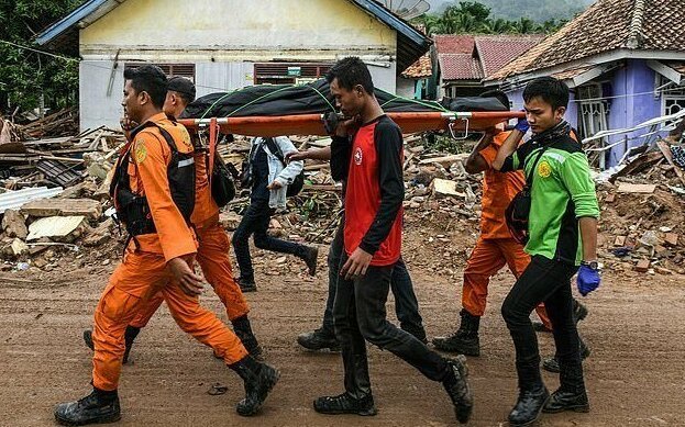 Во время цунами житель Индонезии оказался перед страшным выбором 
