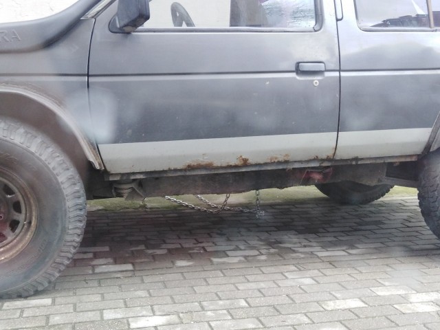 В Калининграде мужик припарковался на тротуаре, и чтобы его авто не эвакуировали, приковал машину цепями к дому