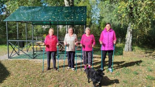15 сентября на площадке около вшельского сельского клуба прошел урок здоровья Пешком в Здоровую Жизнь для наших пенсионерочек.